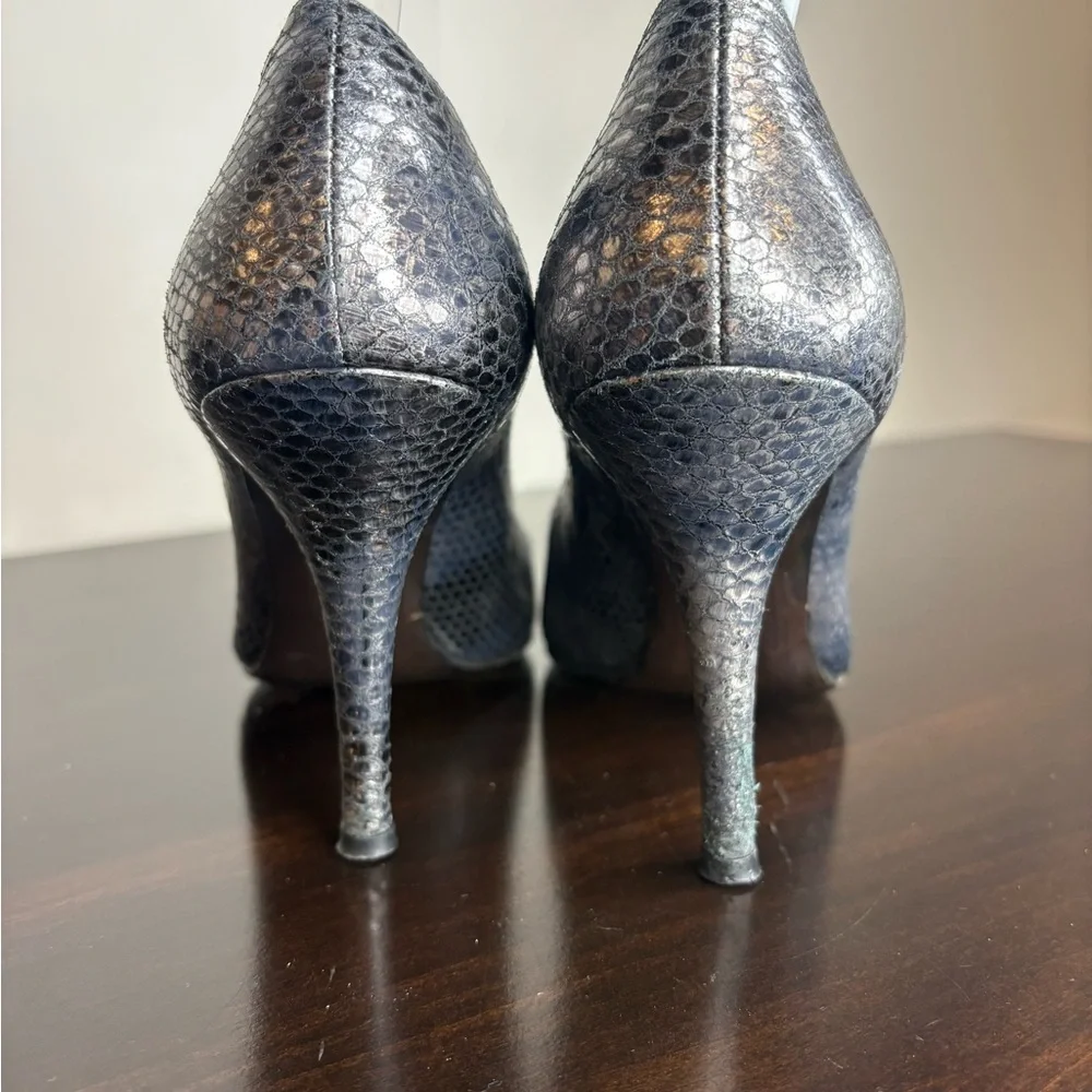 Stuart Weitzman Grey metallic Snake Embossed Leather Pointed Toe Pumps |